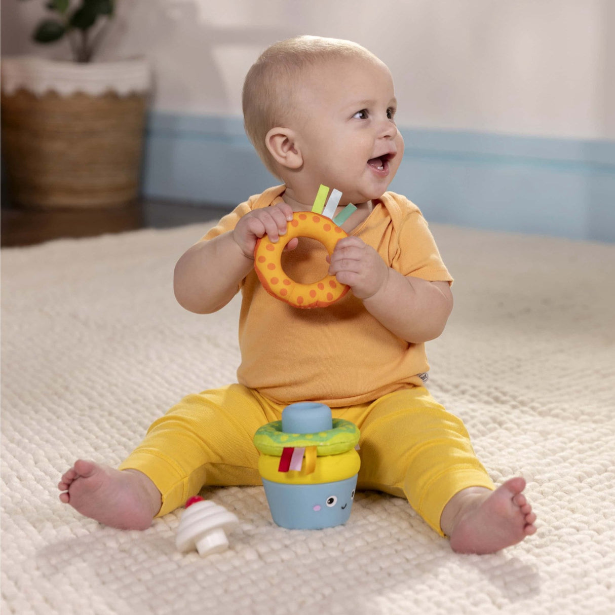 Bright Starts Cupcake Tower™ Stacking Legetøj With Bidering