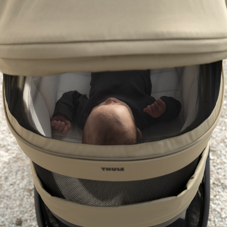 Thule Charm 2 in 1 - Mørkeste Blå + Autostol Maple
