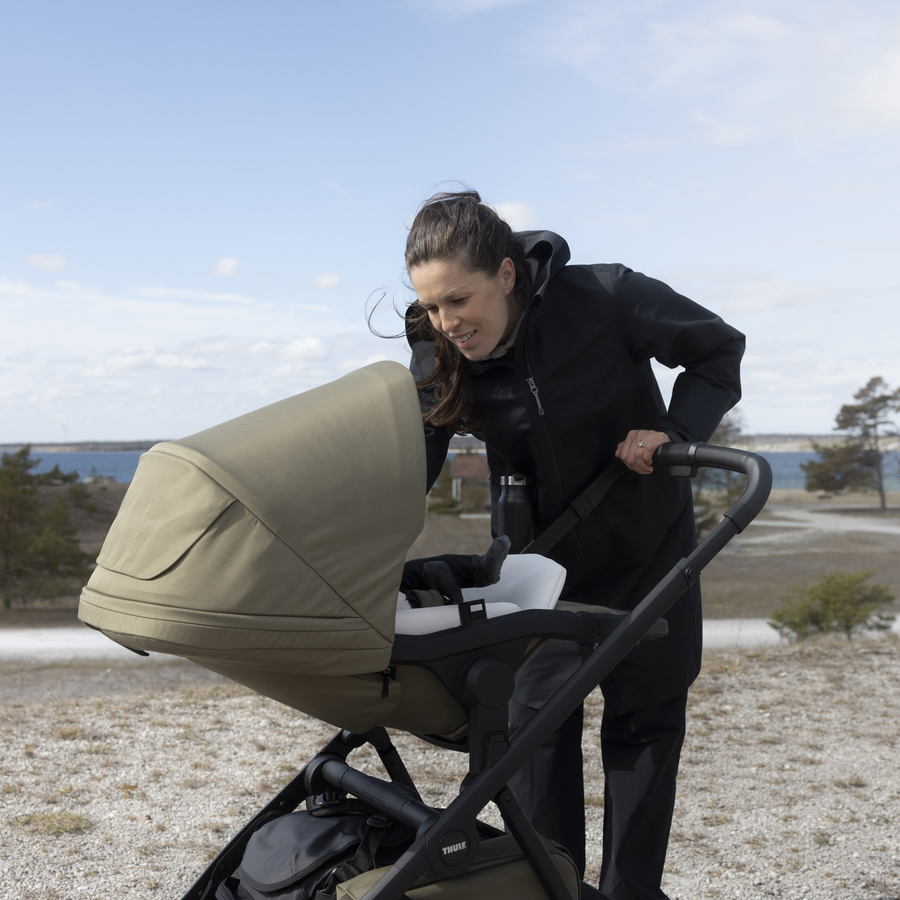Thule Charm 2 in 1 - Mørkeste Blå + Autostol Maple