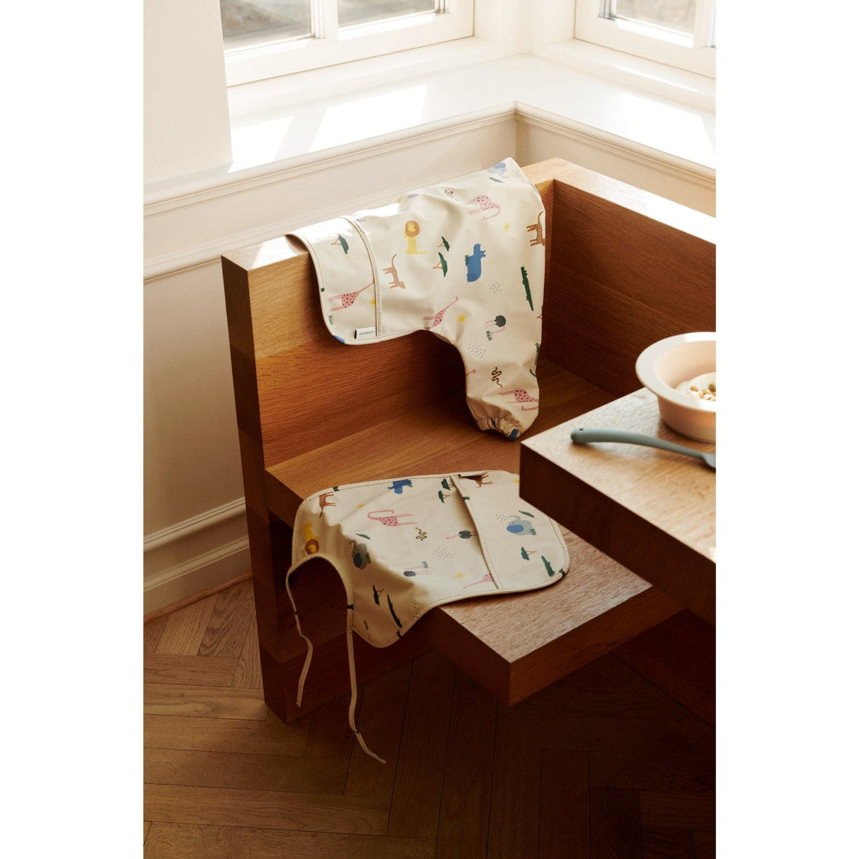 Liewood Merle Cape Forklæde Safari Sandy Mix