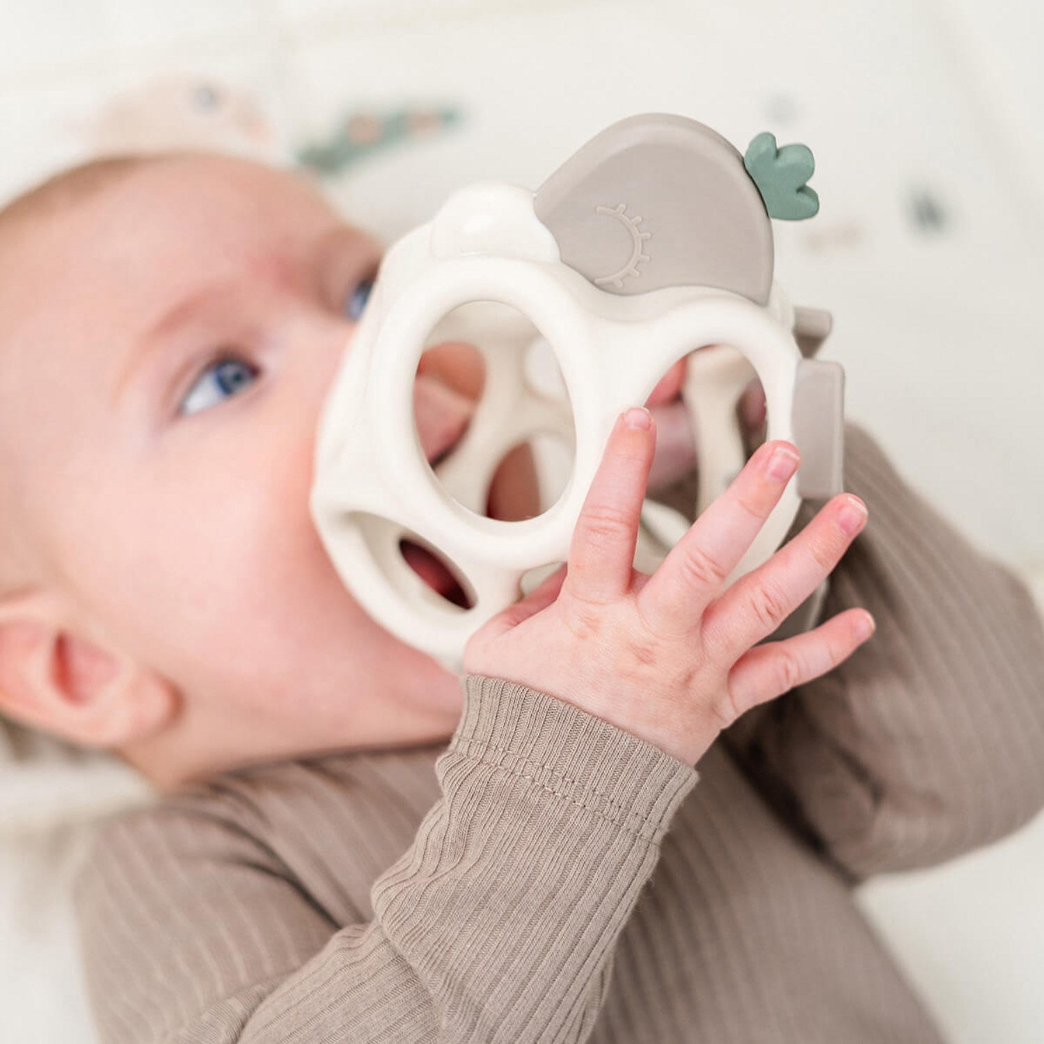 DonebyDeer Sand Gribe- og bidelegetøj Sheepy Sand