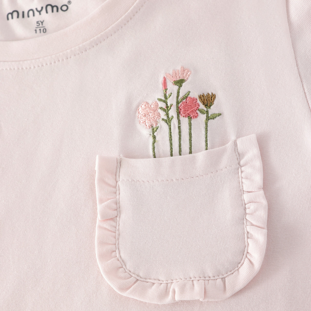Minymo T-shirt m broderede blomster på lomme