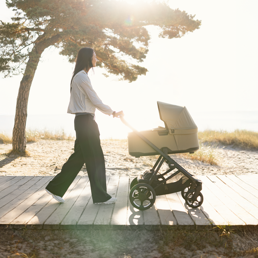 Thule Charm 2 in 1 - Mørkeste Blå + Autostol Maple