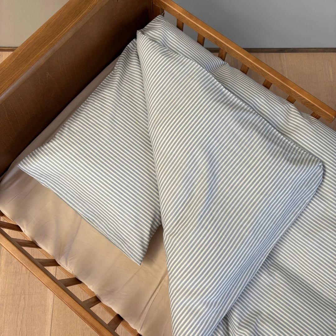 By Mats Babysengetøj - Blue Pin Stripe