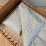 By Mats Babysengetøj - Blue Pin Stripe