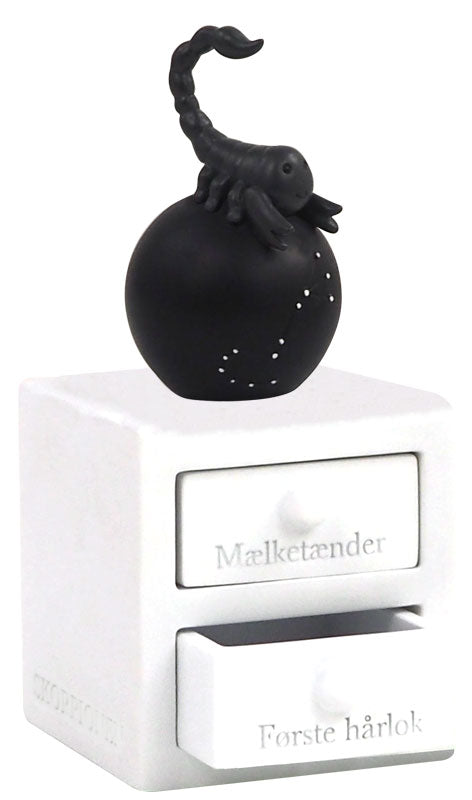 Tandæske og hårlok, "Skorpionen"