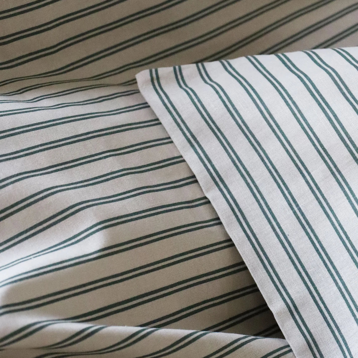 By Mats Juniorsengetøj - Green Double Stripe